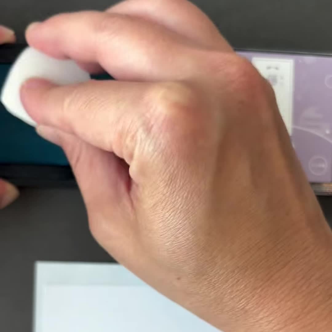 はんこ全体に水色のインクをポンポンとのせる
