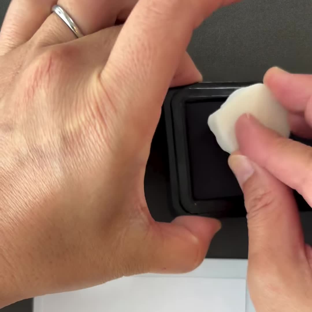 はんこのフチにだけ藤色のインクを重ねる
